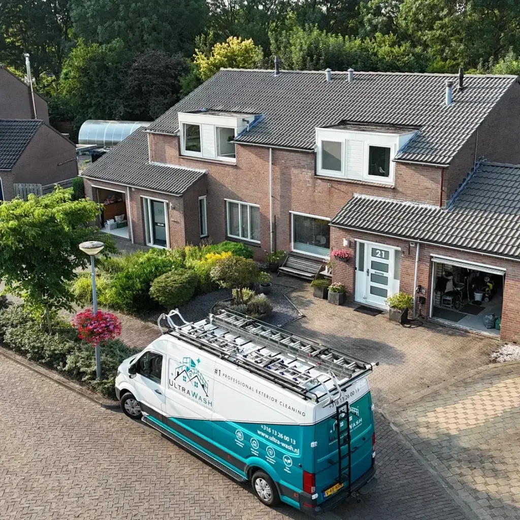 Een van onze turquoise Ultra Wash-bussen voor een woning, gezien vanuit de lucht