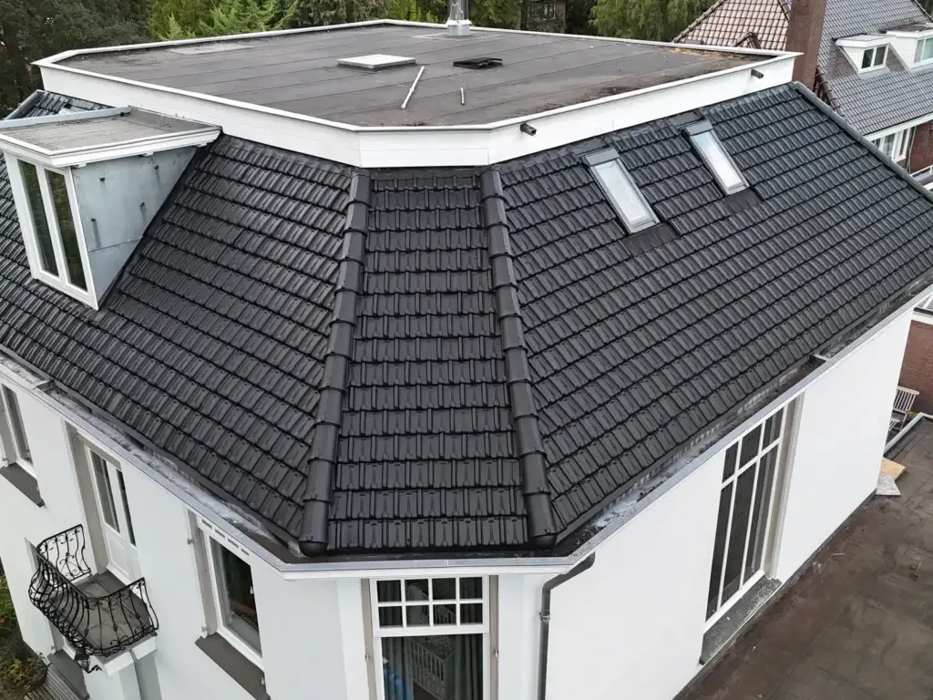 Villa in Zeist met strak zwart dak na de dakcoating