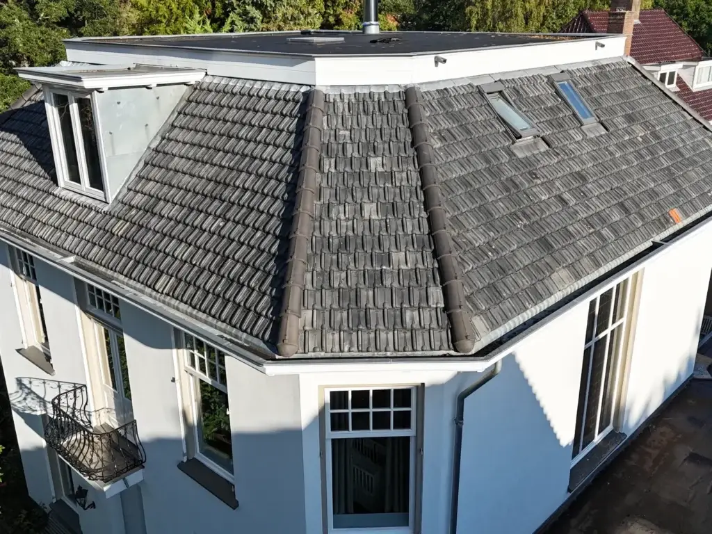 Villa in Zeist met grauw en vervuild dak voor de dakcoating
