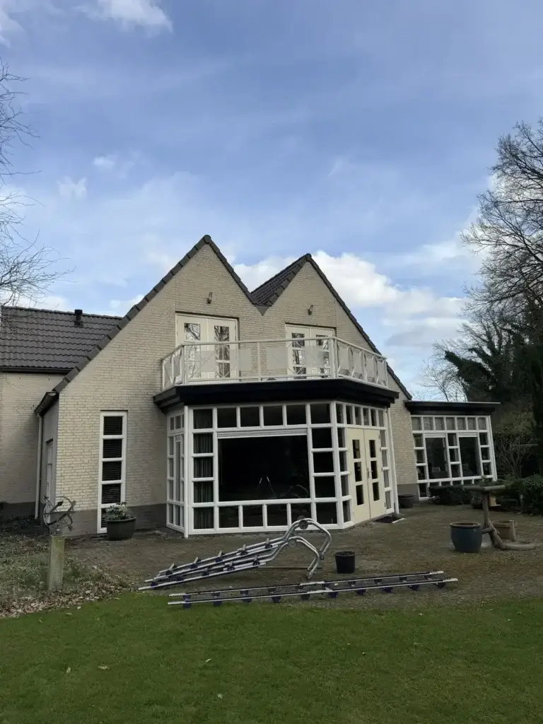 Dezelfde woning na reiniging van dak en gevel