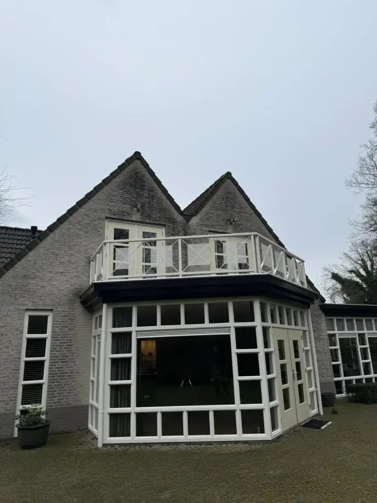Woning met dak en gevel voor de reinigingsbehandeling