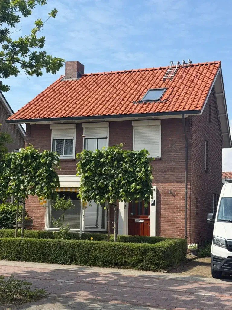 Fris rood pannendak na reiniging door Ultra Wash