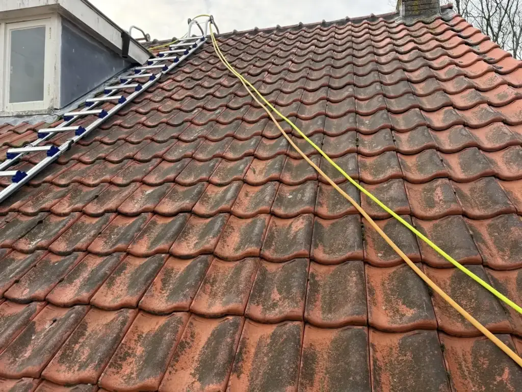 Rood pannendak tijdens de dakreiniging