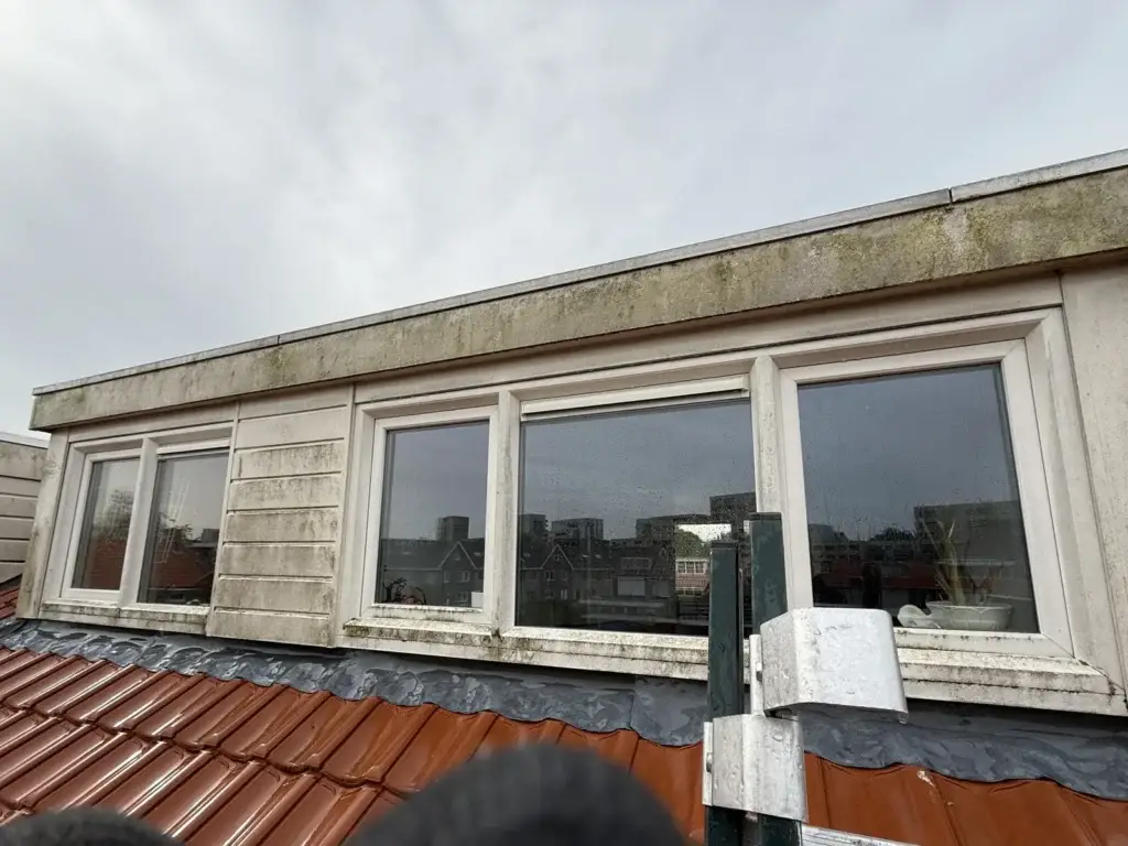 Dakkapel met groene mosaanslag op boeidelen en panelen voor de reiniging