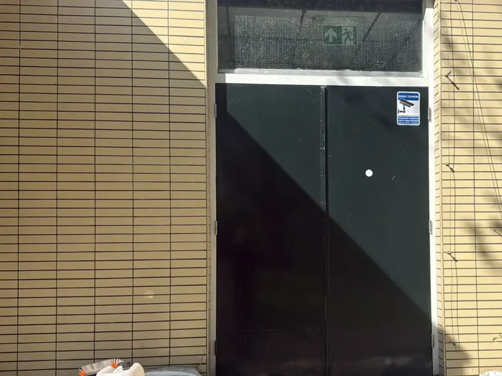 Gevel en deur van het bibliotheekpand na de graffiti-verwijdering