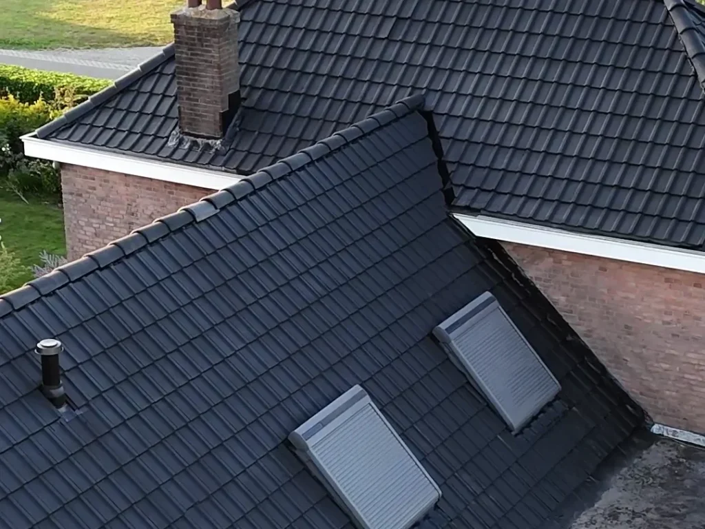 Betonpannendak van bovenaf na behandeling