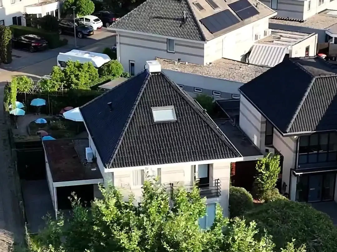 Daken tussen het groen in een bosrijke omgeving