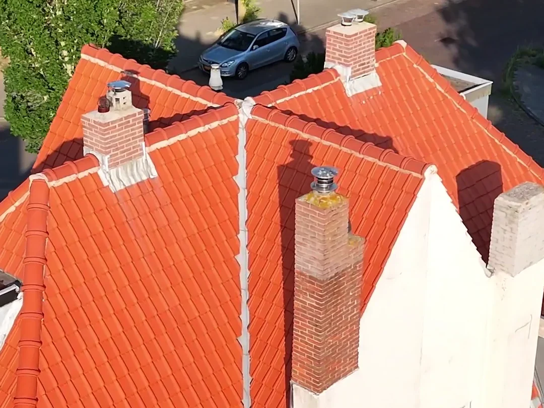 Karakteristieke samengestelde kap met dakkapel na dakreiniging