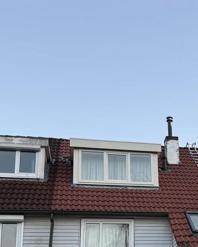 Rijwoningen met schone dakkapellen na dakkapelreiniging