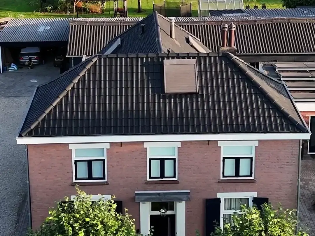Woning met beschermd betonpannendak in Kesteren, van een afstand