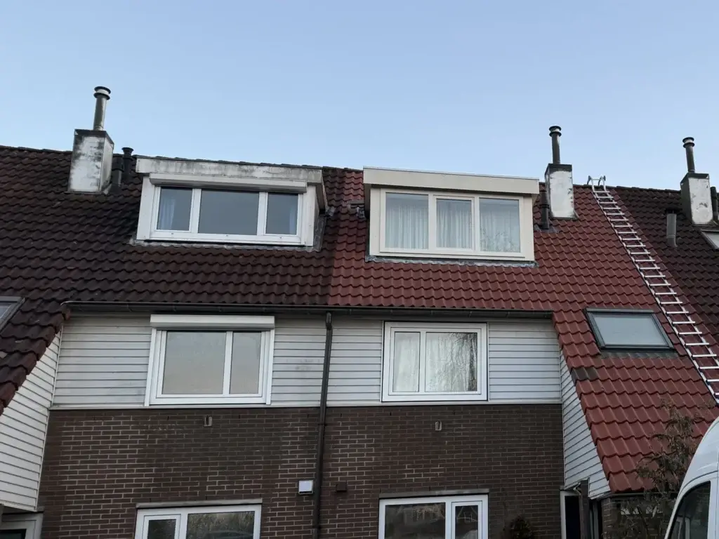 Rijwoningen met schoon pannendak na reiniging en impregnering