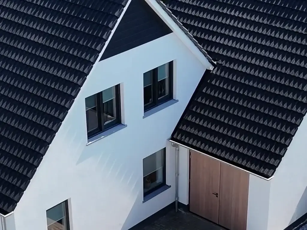Diep zwart gecoat dak na de dakcoating in Bruchem