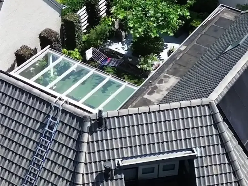 Dof grijs dak met dakkapel voor de dakcoating in Dorst