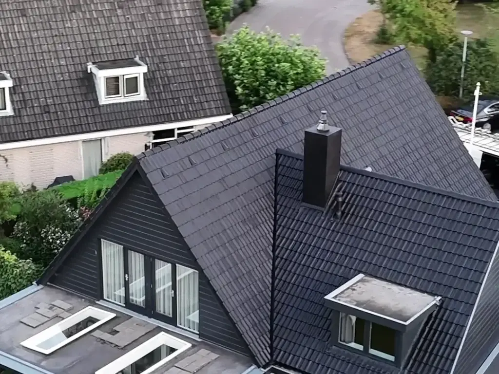 Strak antraciet dak na de dakcoating in Nederhorst den Berg