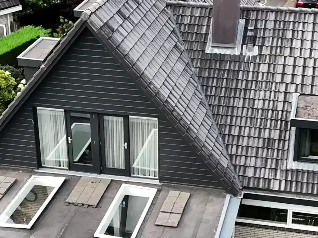 Vlekkerig verweerd dak voor de dakcoating in Nederhorst den Berg